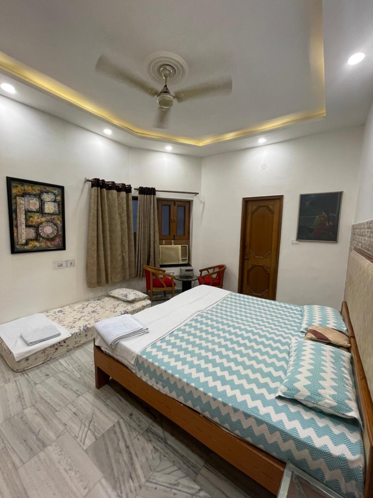 N.Homestay Agra  Bagian luar foto