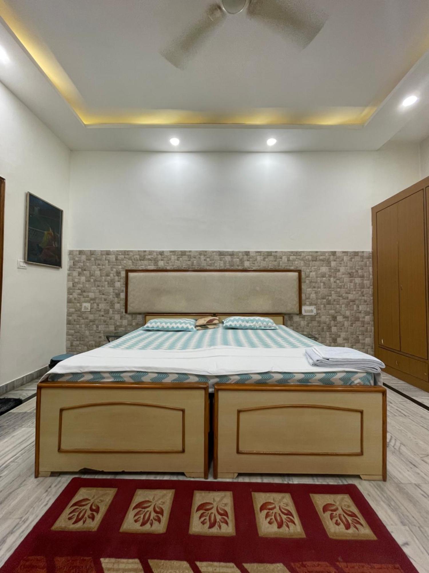 N.Homestay Agra  Bagian luar foto