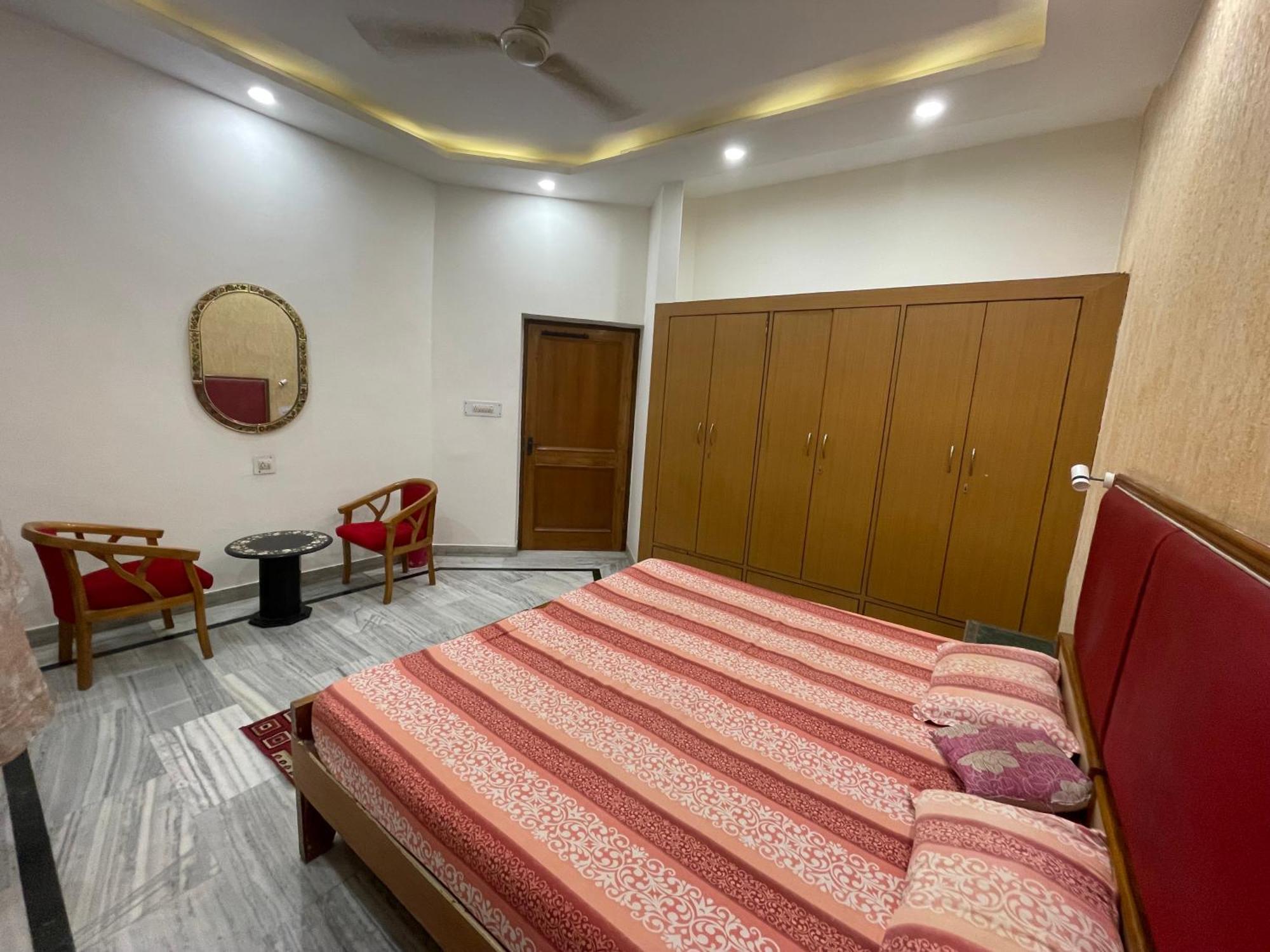 N.Homestay Agra  Bagian luar foto